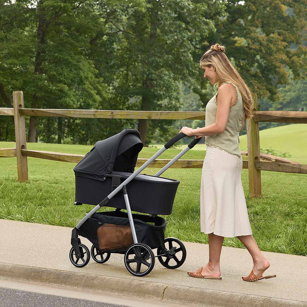 Britax Zinnia Bassinet for Brook, Brook+ and Grove Strollers - Image 8