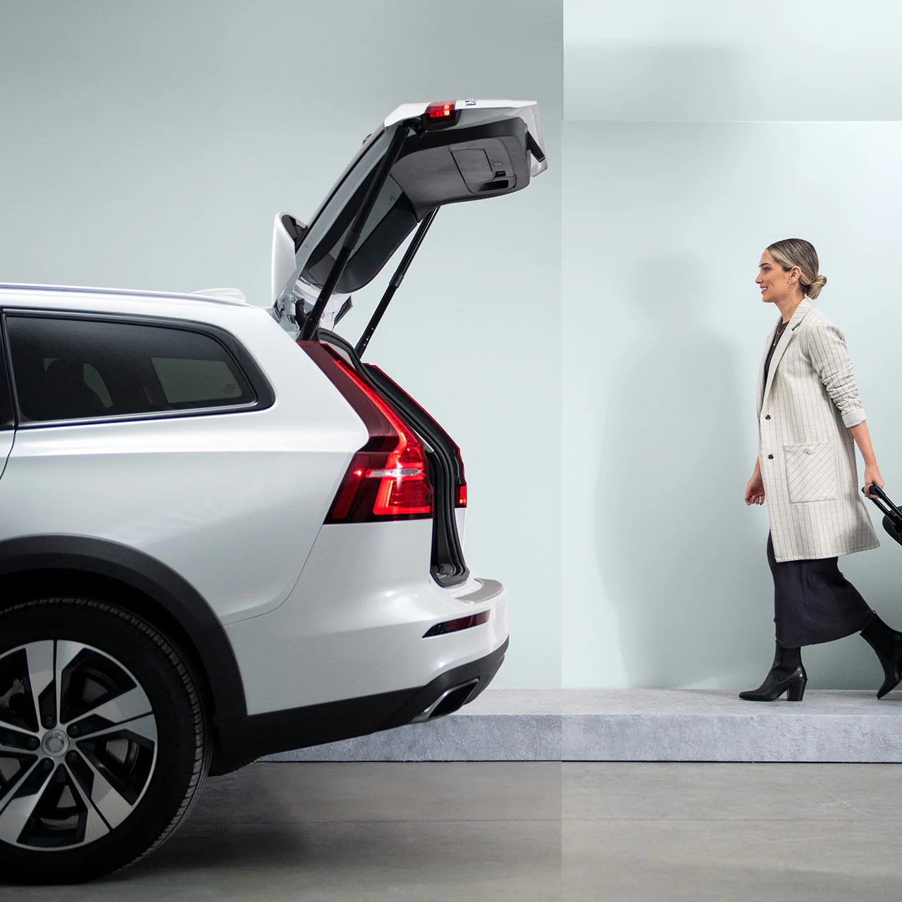 Nuna Wheeled Travel Bag in Indigo - Image 4